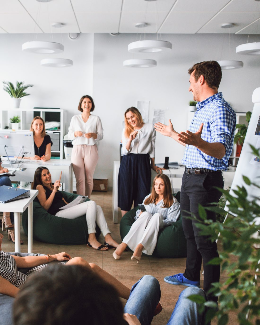 Facilitador conduce una reunión con su equipo en la oficina